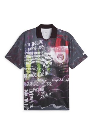 Grafisk kortærmet polo skjorte i mørke nuancer med sort krave. Har tekst på flere sprog og abstrakte designs. Lavet af letvægtsstof.