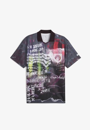 Sötét tónusú, rövid ujjú pólóing, fekete gallérral. Többnyelvű szövegekkel és absztrakt mintázatokkal rendelkezik. Könnyű anyagból készült.