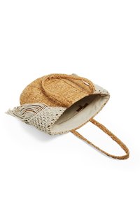 Borsa rotonda di paglia con accento all'uncinetto beige, bordo frangiato e manici intrecciati. L'interno è foderato con un tessuto chiaro. Design spazioso.