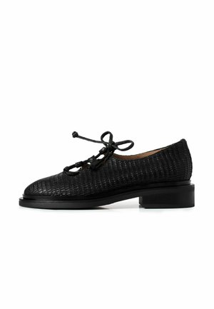 Scarpa nera con lacci, superficie texture, punta rotonda e tacco basso a blocco. Presenta un motivo intrecciato e un dettaglio centrale a fiocco sui lacci.