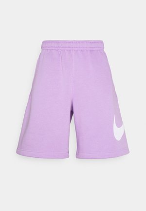 Pantalones cortos deportivos color lila con cinturilla elástica y gran logo blanco de Nike en forma de Swoosh en la pierna izquierda.