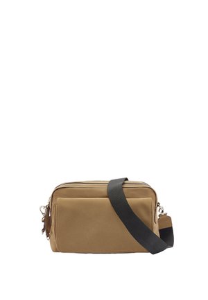 Brązowa prostokątna torebka na ramię z przednią kieszenią i czarnym regulowanym paskiem na ramię na białym tle.