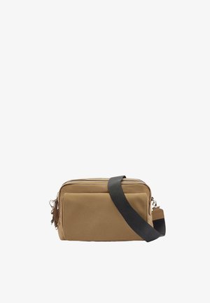 Brązowa prostokątna torebka na ramię z przednią kieszenią i czarnym regulowanym paskiem na ramię na białym tle.