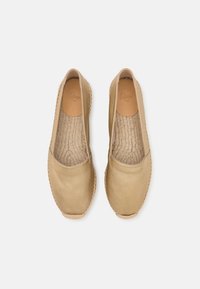 Espadrillas in pelle beige con punta rotonda, suole intrecciate in juta e interno texture. Superficie liscia con dettagli di cucitura minimali.