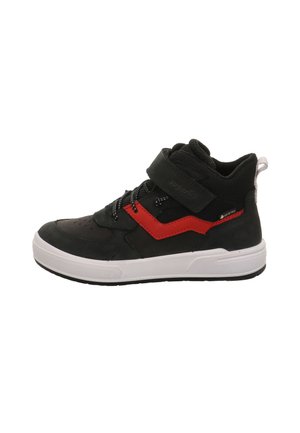 Schwarze und rote High-Top-Sneaker mit strukturierter Oberfläche, ausgestattet mit einem Klettverschluss, Schnürsenkeln und einer weißen Gummisohle.