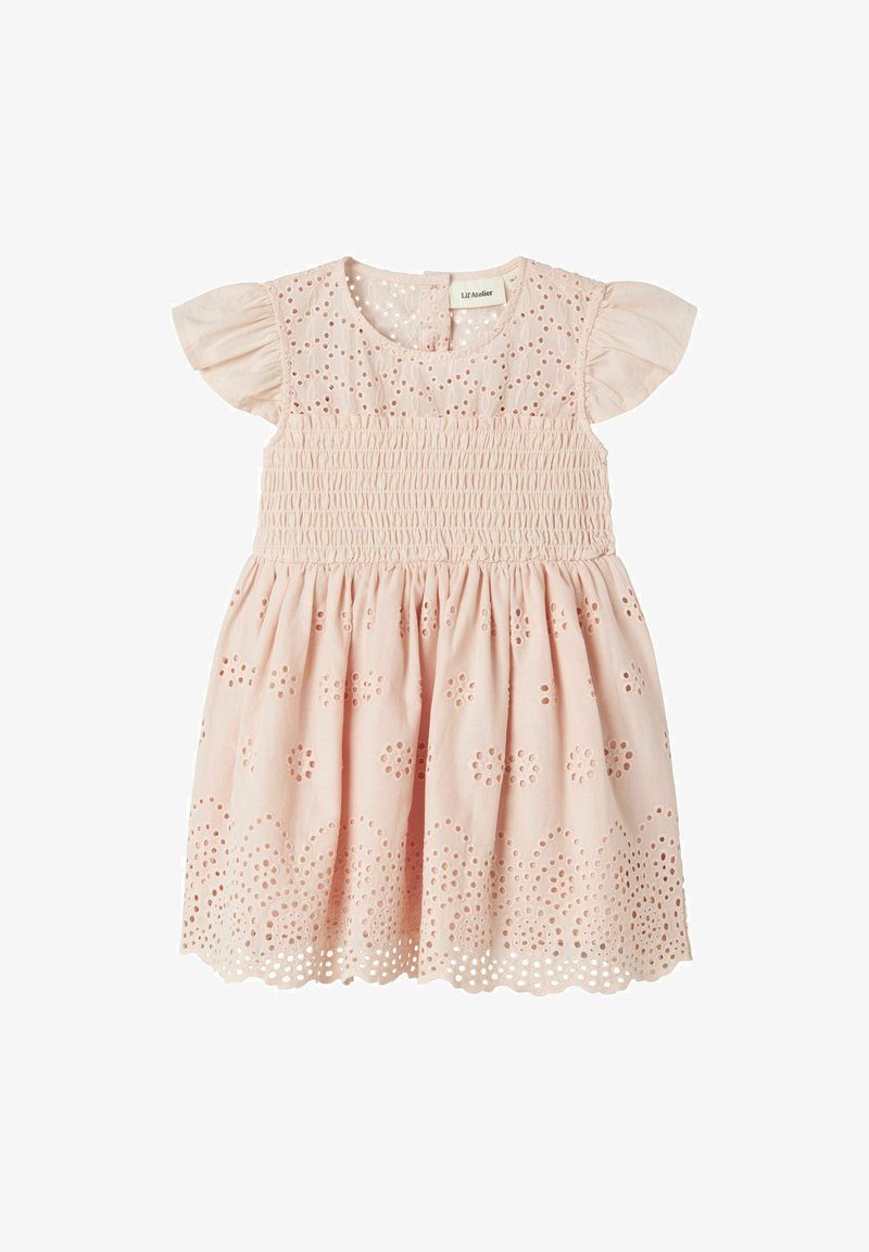 Světle růžové šaty s krátkými volánkovými rukávy, s gumičkovou přední částí a výseky květinových vzorů podél lemu. Měkký bavlněný materiál.