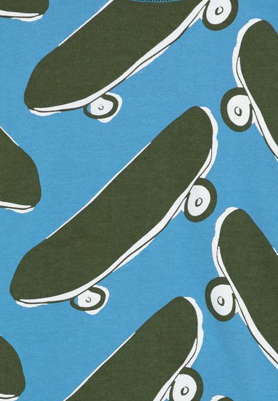 Zelene deske za skateboard na modri podlagi, z belimi obrobami in okroglimi kolesi. Tekstura je gladka z grafičnim tiskom.