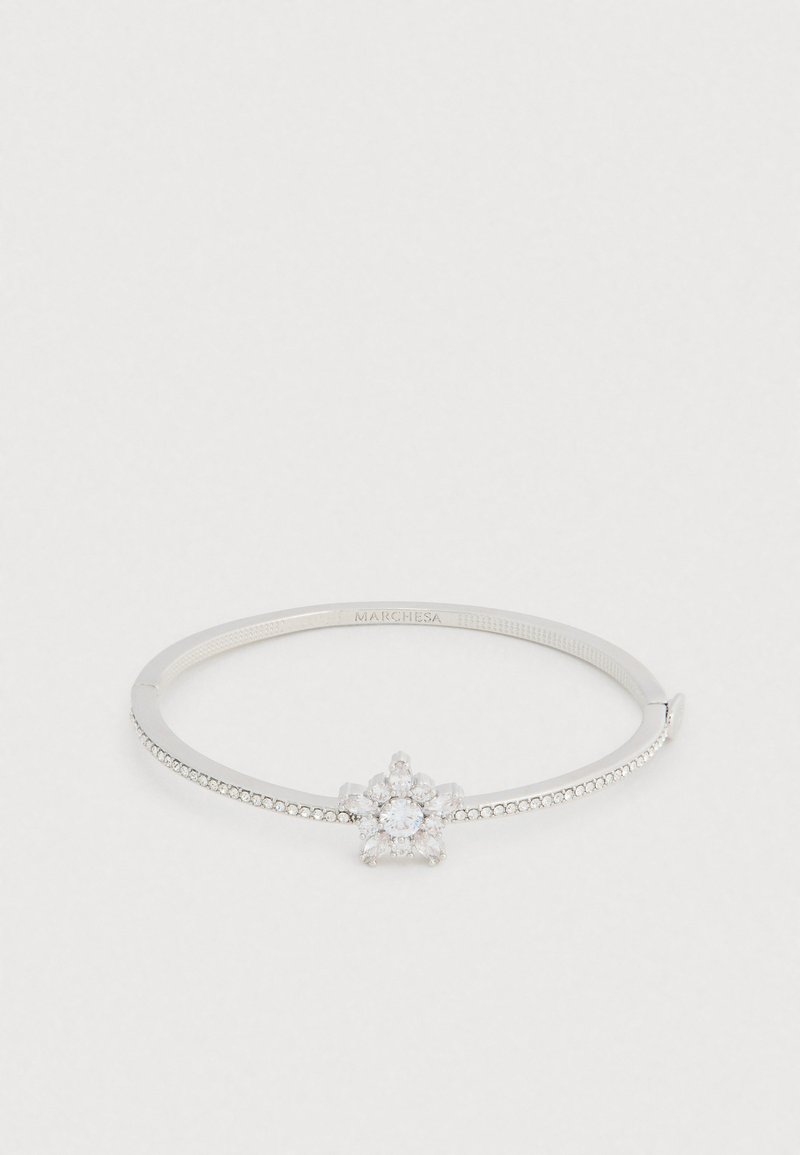 Hõbedast käevõru, mille keskel on lilleline grupp läbipaistvatest vääriskividest, tekstureeritud pael ja väikesed ümmargused kaunistused.