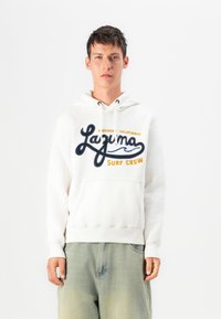 Hoodie bianco con la scritta "Laguna Surf Crew" in blu navy e giallo, tasca a canguro, orlo e polsini a costine, e cappuccio con lacci.
