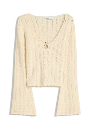 Pull court couleur crème avec un décolleté en V profond, des manches cloche, une texture côtelée et un accent en anneau circulaire au niveau du col.