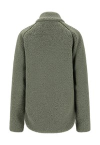 Oliivivihreä fleece-takki, jossa on textured-pintakuvio, korkea kaulus ja pitkät hihat. Ei näkyviä metalliosia tai koristeita.