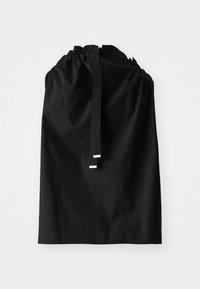 Borsa a sacco nera con cordino realizzata in tessuto morbido. Presenta una parte superiore serrata con due cinturini neri e accenti metallici argentati alle estremità. Design semplice.