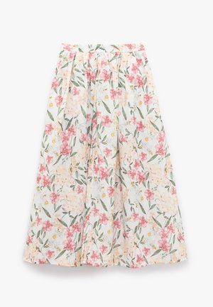 Bloemenrok met roze en gele bloemen op een witte achtergrond. Heeft plooien en een verzamelde tailleband. Lichte stoftextuur.