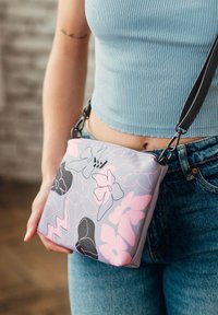 VUCH NURIA FLOWERS LINE - Taška s příčným popruhem - grey