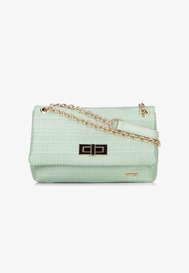 Borsa di pelle verde chiaro con texture e catena dorata, chiusura rettangolare dorata e nera, e placchetta con logo "WITTCHEN" sul davanti.