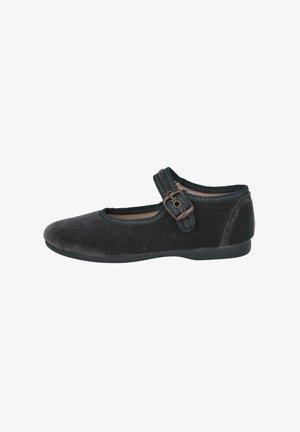 Zapato Mary Jane de terciopelo negro con puntera redonda, tira elástica y detalle de hebilla. Suela baja y plana, tela texturizada, diseño sencillo.