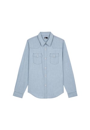 Camisa de denim de manga larga azul claro con cuello, cierre de botones, dos bolsillos en el pecho con botón y detalles de costura sutiles.