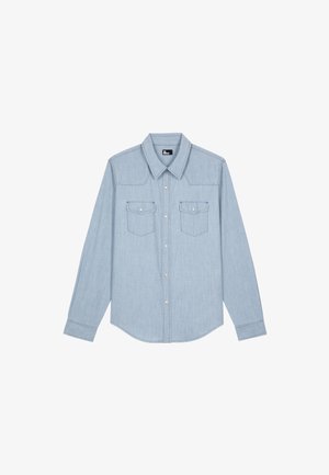 Camicia di jeans a maniche lunghe blu chiaro con colletto, chiusura a bottoni, due tasche sul petto con bottone e dettagli di cucitura discreti.