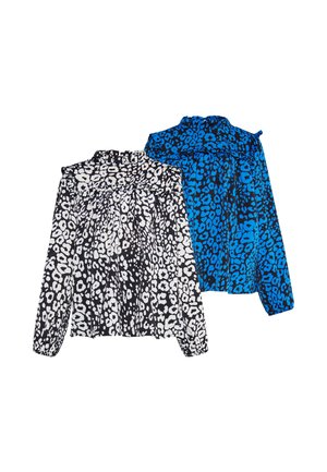 Due camicette a manica lunga con colletti arricciati, una con stampa leopardata bianca e nera, l'altra con stampa leopardata blu e nera, adagiate distese su sfondo bianco.