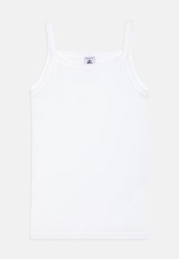 Άσπρο t-shirt με λεπτές τιράντες, φτιαγμένο από μαλακό ύφασμα. Διαθέτει έναν απλό σχεδιασμό με ομαλή υφή και ραμμένες λεπτομέρειες κατά μήκος της λαιμόκοψης.