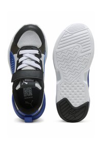 Scarpe da ginnastica nere e blu con una tomaia in rete, lacci bianchi e una chiusura in Velcro. La suola presenta un motivo testurizzato per una migliore aderenza.