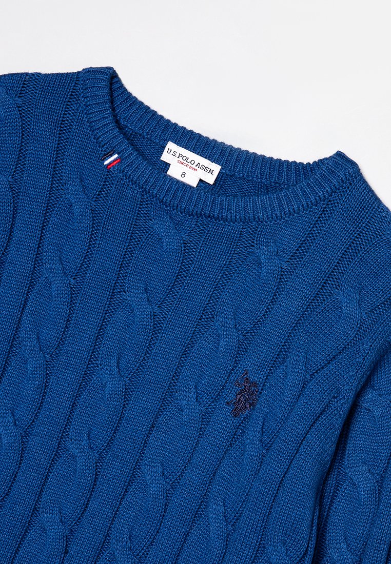 Blaues kabelgestricktes Sweatshirt aus Garn, mit einem gerippten Rundhalskragen, einem gestickten Logo in Dunkelblau und einem Etikett, das Marke und Größe angibt.