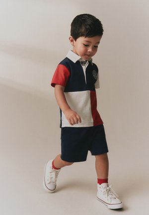 Next, REGULAR FIT - SHORT SLEEVE POLO AND SHORTS SET  . - Pantalon de survêtement - red blue green colourblock