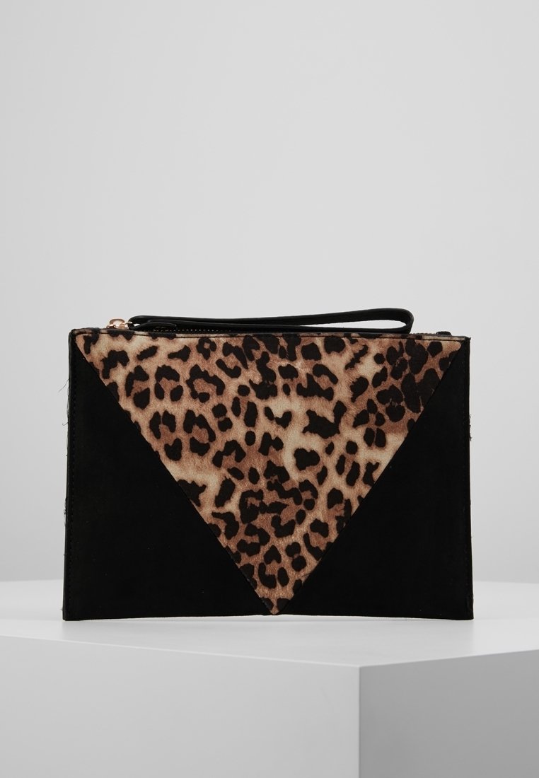 Pochette noire rectangulaire avec un panneau triangulaire à imprimé léopard sur le devant et une sangle pour poignet attachée à la fermeture éclair.