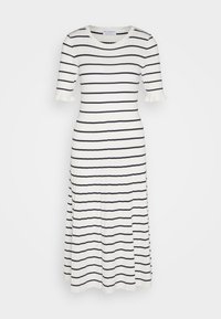 Weiße gerippte Midikleid mit schwarzen horizontalen Streifen, kurzen Ärmeln mit Rüschenabschlüssen und rundem Halsausschnitt.