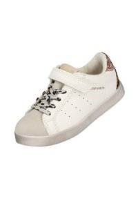 Zapatilla blanca con puntera de ante, parte superior de cuero, cordones estampados, correa de velcro y un acento trasero texturizado. Presenta perforaciones para mayor transpirabilidad.