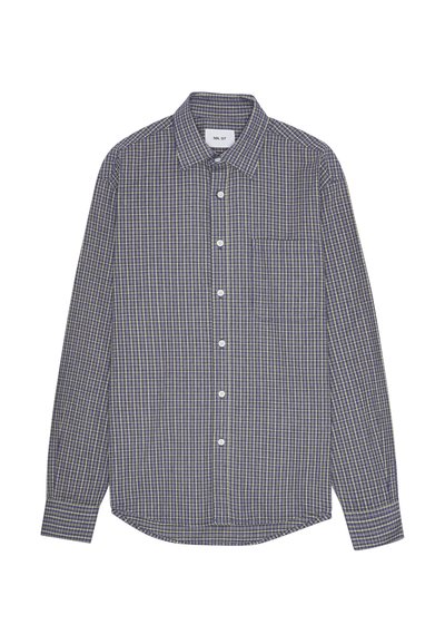 Langärmliges Baumwollhemd in Navy- und Grüntönen, mit Button-down-Kragen, Brusttasche und weißen Knöpfen.