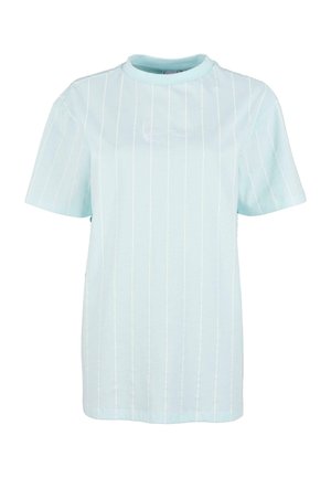 Helles blaues T-Shirt mit kurzen Ärmeln aus Baumwolle, versehen mit vertikalen weißen Streifen und einem gerundeten Halsausschnitt. Dezent gesticktes Logo auf der Brust.