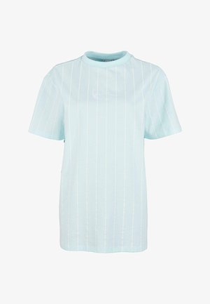 Heled sinine lühikeste varrukatega T-särk, valmistatud puuvillast, vertikaalsete valgete triipudega ja ümarate kraega. Rinna peal on peenelt brodüüritud logoga.