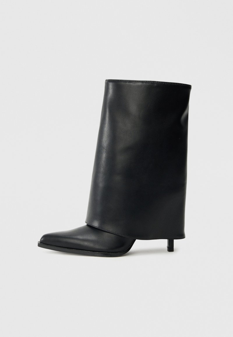 Μαύρο δερμάτινο μποτάκι αστραγάλου με δομημένο, διπλωτό σχέδιο, μυτερή μύτη και λεπτό τακούνι. Ομαλή υφή με ελάχιστες λεπτομέρειες.