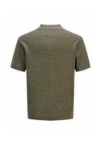 Polo en maille vert olive à manches courtes avec col et ourlet côtelés, vu de dos sur fond blanc.