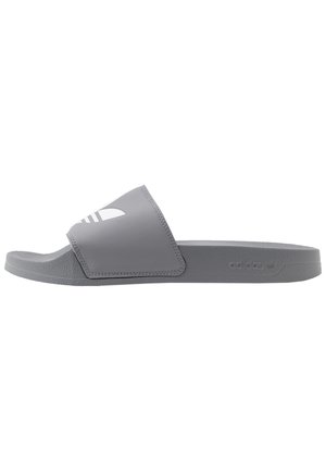 Grå Adidas slide sandal med tyk rem med hvidt logo og tekstureret sål på hvid baggrund.