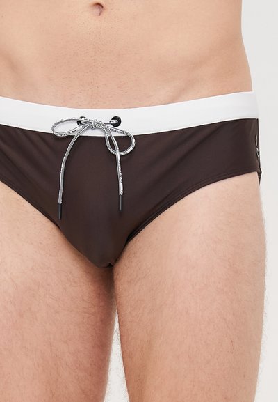 Braune Schwimmslips mit einem weißen elastischen Bund und Kordelzug. Verfügt über ein Logodetail und ein glattes, enganliegendes Design.