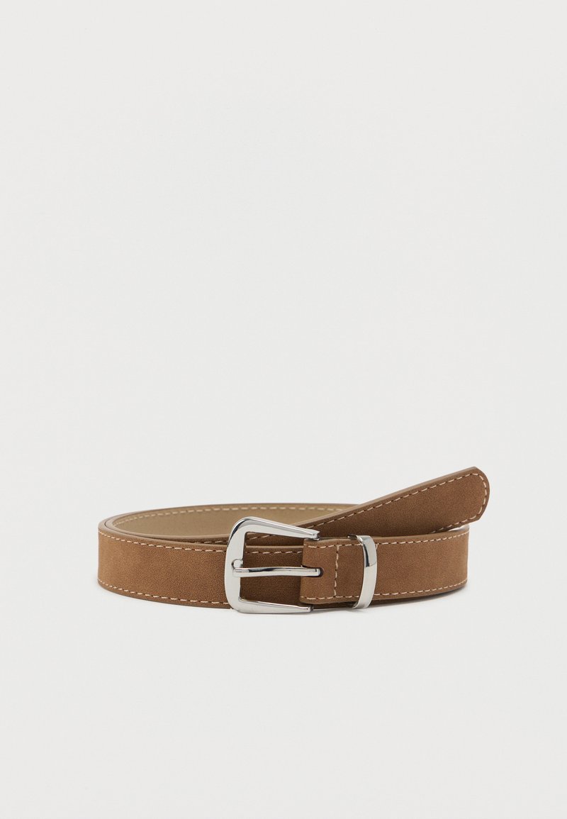 Ceinture en daim marron avec une boucle en métal argenté, présentant des coutures blanches le long des bords. Design plat, texture lisse et longueur ajustable.