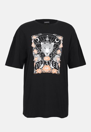 Must värvi puuvillane T-särk, millel on valge ja virsiku värvi leopardiga grafika, mida ümbritsevad lilled ja sõna "UNISTEJA". Üks suurus suurem disain.