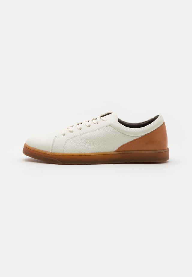 BRACKLA - Matalavartiset tennarit - white