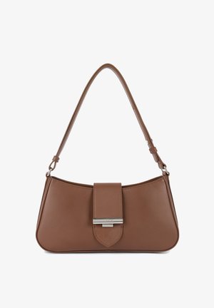 Borsa a mano in finta pelle marrone con forma curva, dotata di chiusura a patta piatta e dettagli in metallo argentato. Tracolla regolabile.