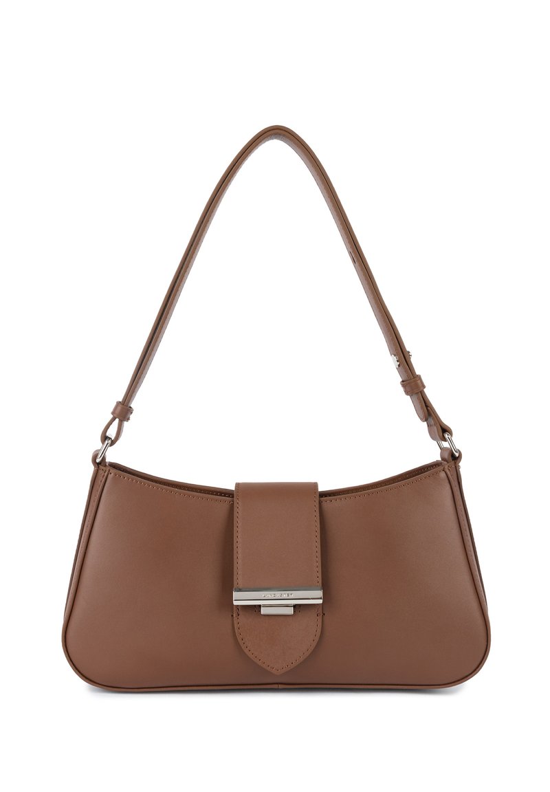 Sac à main en simili cuir marron avec une forme courbée, doté d'un rabat plat et d'accents en métal argenté. Bandoulière ajustable.