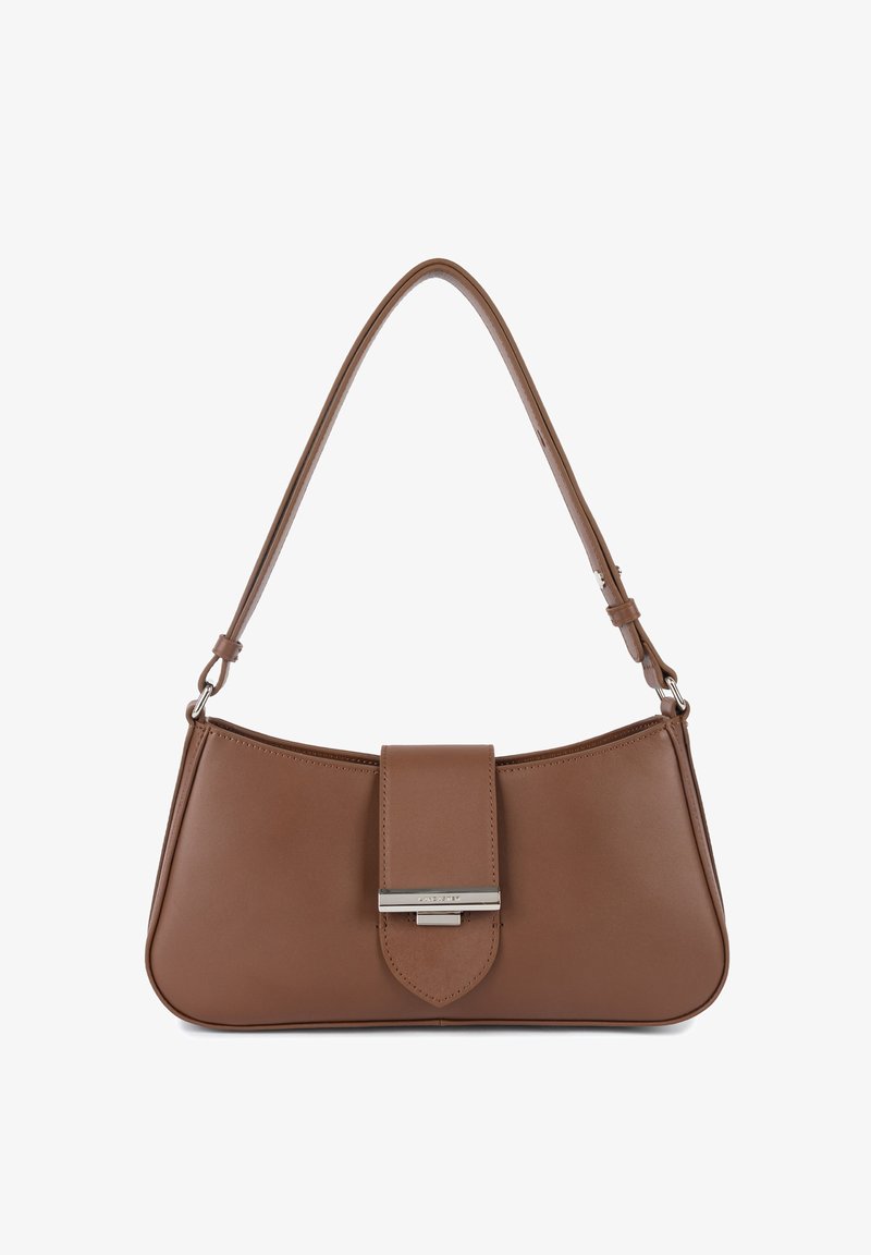 Borsa a mano in finta pelle marrone con forma curva, dotata di chiusura a patta piatta e dettagli in metallo argentato. Tracolla regolabile.
