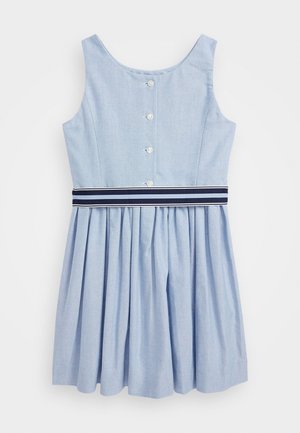 Jasnoniebieska sukienka bez rękawów z guzikami z tyłu, dopasowaną talią z granatowo-białym paskiem w paski oraz plisowaną spódnicą.