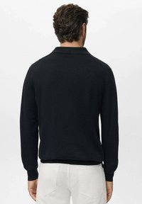 Czarny dzianinowy sweter z kołnierzem, długimi rękawami i luźnym krojem. Gładka tekstura, minimalistyczny design oraz ściągacze u mankietów i na dole.