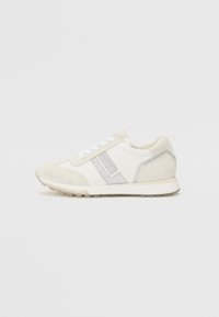 Hvit sneaker laget av semsket skinn og lær, med et sølvglitrende innslag, rund tå, flate lisser og en strukturert gummisåle.