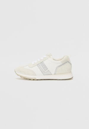 Valge tenniseking, mis on valmistatud nahast ja sametist, hõbedase sädelusega, ümmarguse varbaga, lamepaeltega ja tekstuuriga kummist tallaga.