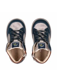 Blauwe en witte leren hoge schoenen met textuurbeige details, gemusterde veters en zijritsen. Geschaafd teengebied.