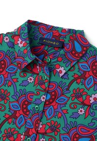 Grünes Hemd mit Kragen, verziert mit roten, blauen und lila Blumemustern sowie Paisleymustern, ausgestattet mit grünen Knöpfen und einem marineblauen Markenetikett mit der Aufschrift "PIOMBO."