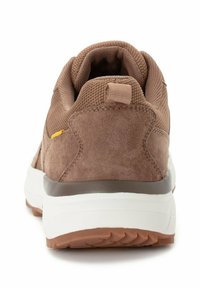 Braune Wildleder- und Mesh-Sneaker mit gepolsterter Schuhkragen, Zuglasche und einer weißen Zwischensohle. Verfügt über eine strukturierte Gummisohle für besseren Halt.